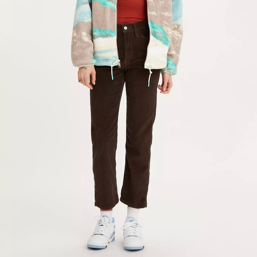 Levi’s Wedgie fit high-waisted brown corduroy jeans. 🤎